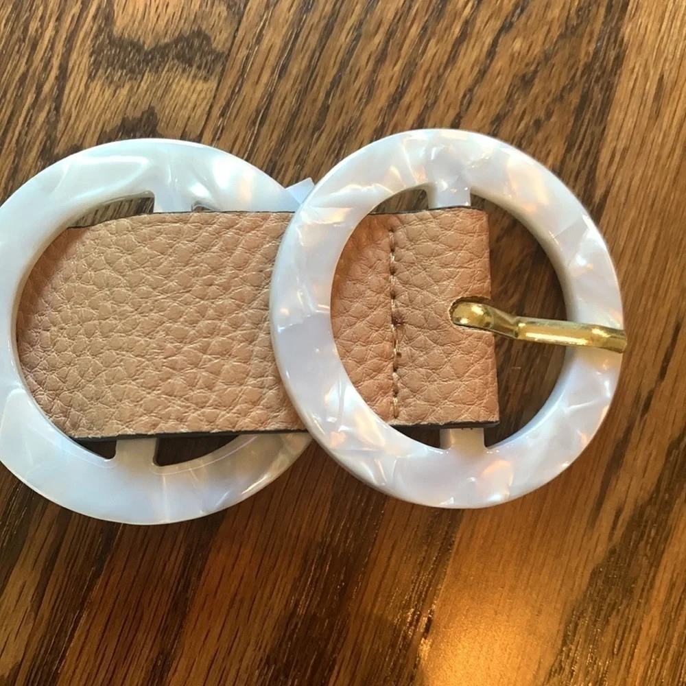 STEVE Madden tan medium faux leather pebbled belt with pearl looking buckle